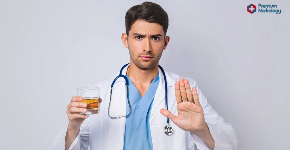 доктор держит стакан